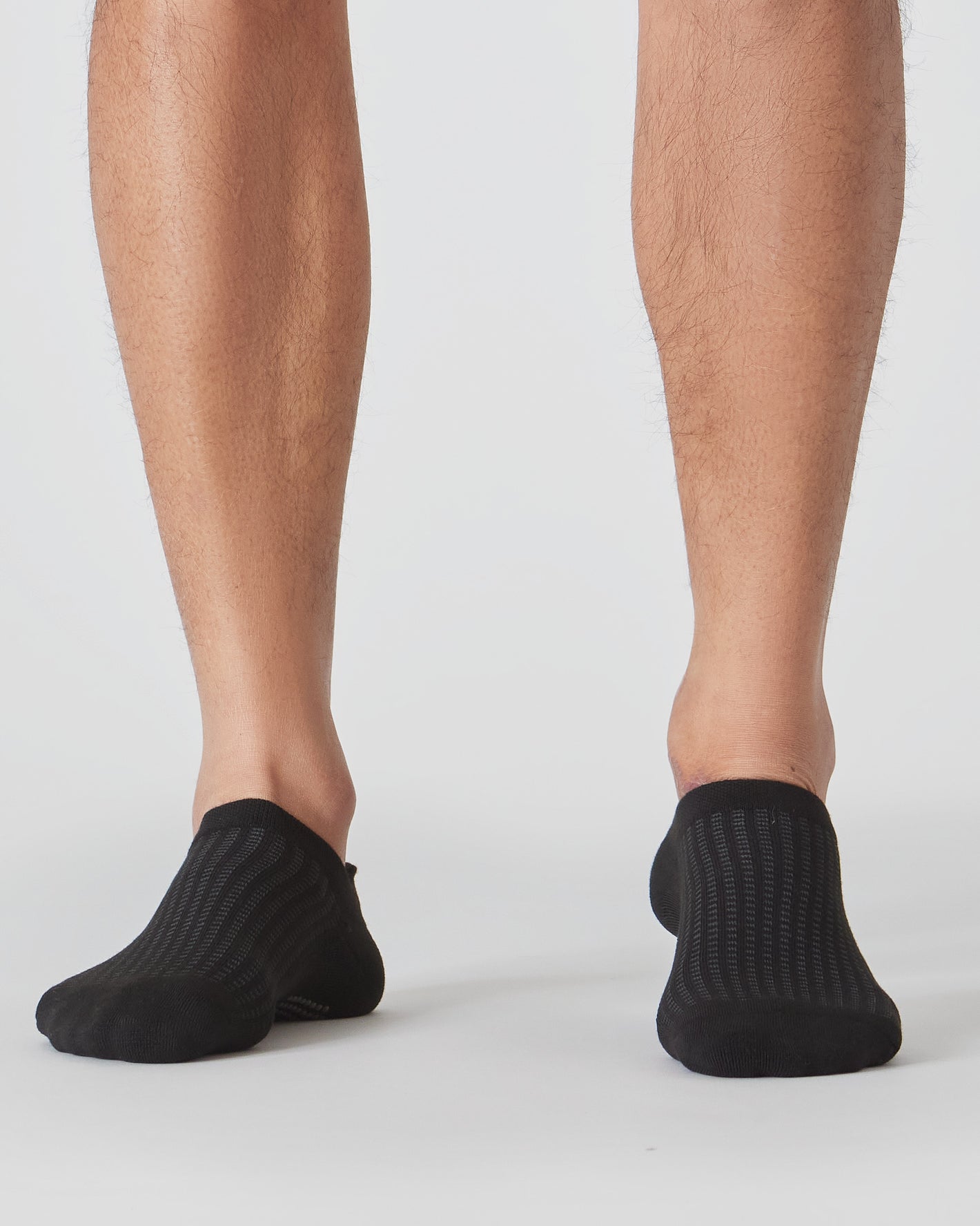 Combo Active Ankle Socks 3-Pack on feet, showcasing seamless design.
