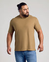 Man in Classic Crew T-shirt from 10-Pack, khaki-brown, jeans.