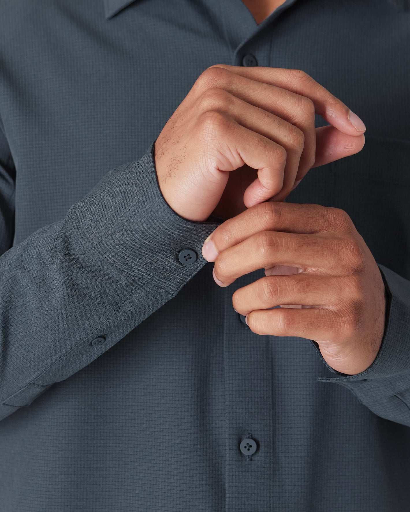 Fastening cuff of Heather Navy Long Sleeve Ripstop Commuter Shirt.