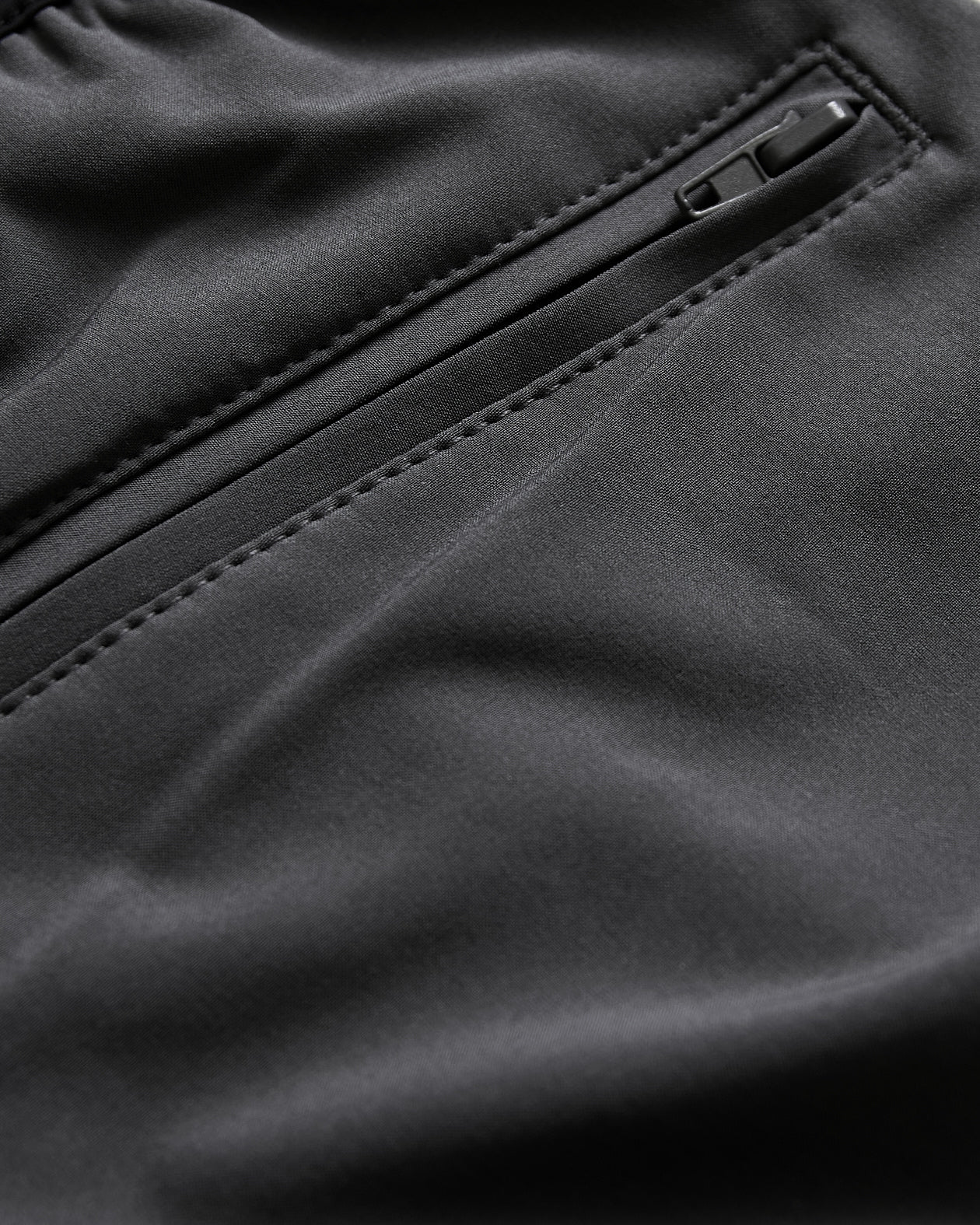 7 Carbon Active Training Shorts 2.0 with visible zipper and smooth fabric.