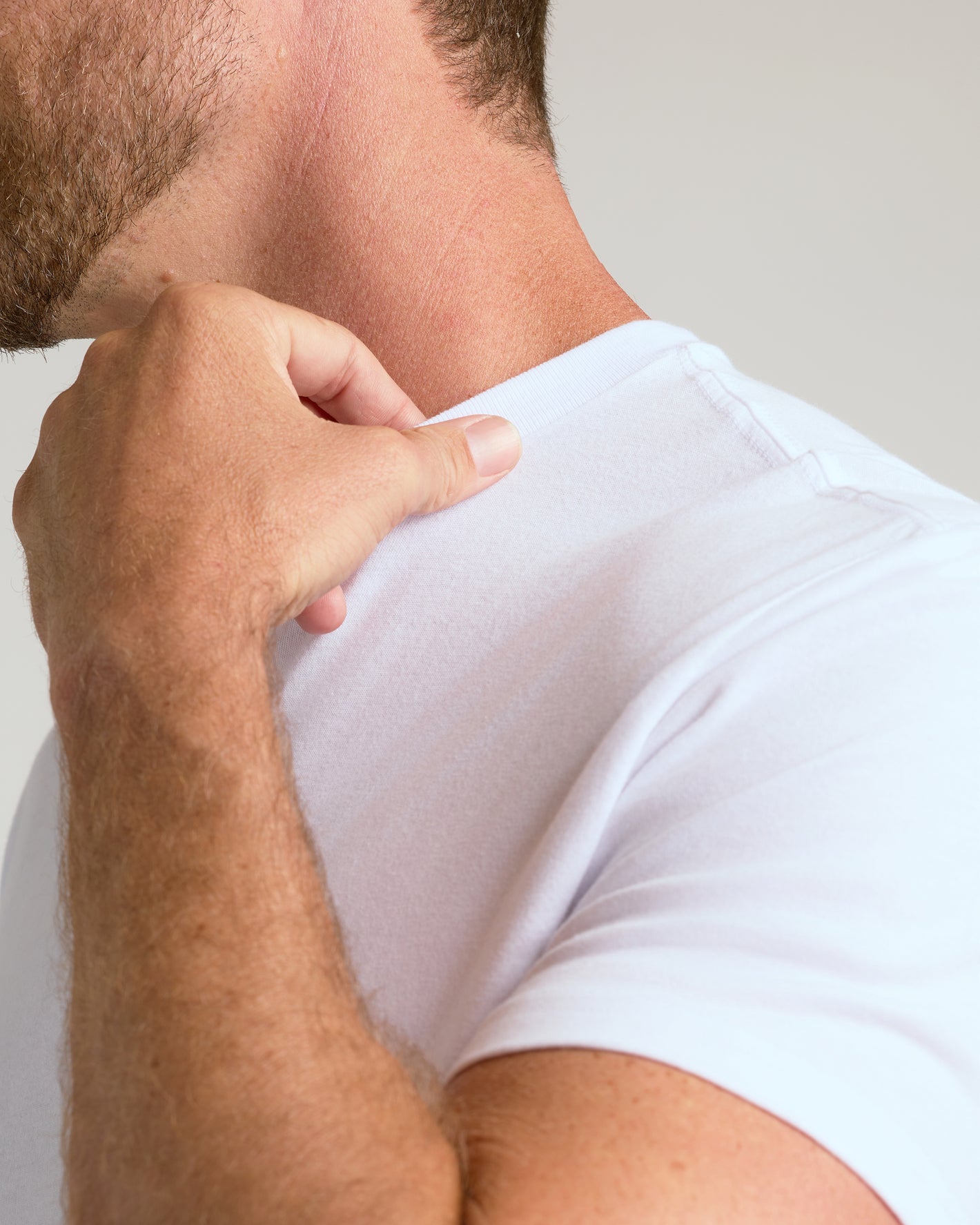 T-shirt blanc à col ras du cou et manches courtes
