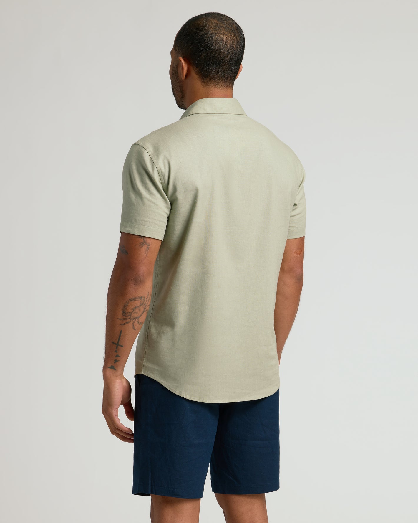 Back view of man in Fiord & Mossy Oak Short Sleeve Linen Shirt.