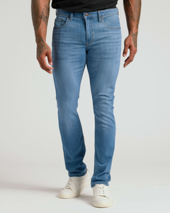 True ClassicModel wearing light blue Slim Comfort Stretch Jeans 3-Pack in a slim fit with subtle fading, paired with white sneakers against a plain background.